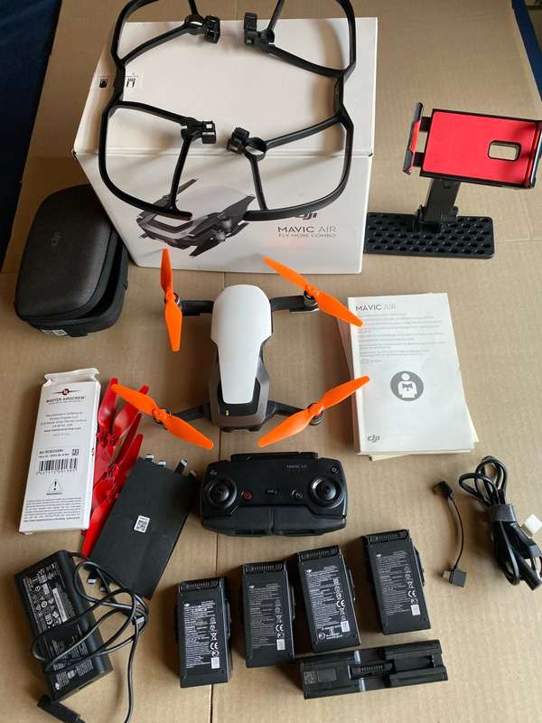 BOXED DJI MAVIC AIR WHITE|REMOT CONTROLLER|4 BATTERIES|POUCH|BOX| 2 SET OF PROPELLERS|GOOD CONDITION